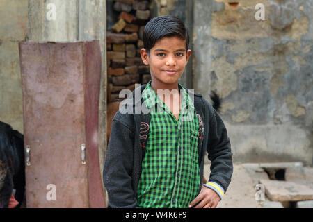 Bikaner, Indien - 11. Februar 2019: Portrait von indischen Jungen auf der Straße in Bikaner. Rajasthan Stockfoto