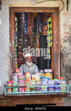 Bikaner, Indien - 11. Februar 2019: Indische Mann im Shop der Altstadt von Bikaner. Rajasthan Stockfoto