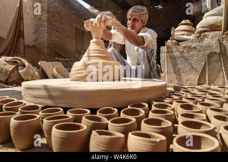 Bikaner, Indien - 12. Februar 2019: Indische Potter, Tongefäße auf Keramik Rad in Bikaner. Rajasthan Stockfoto