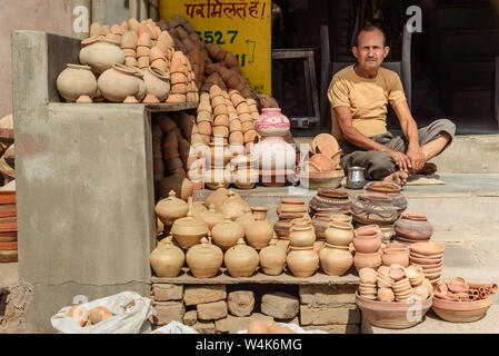 Bikaner, Indien - 12. Februar 2019: Indische mann Verkauf von Tontöpfen auf lokalen Workshop in Bikaner. Rajasthan Stockfoto