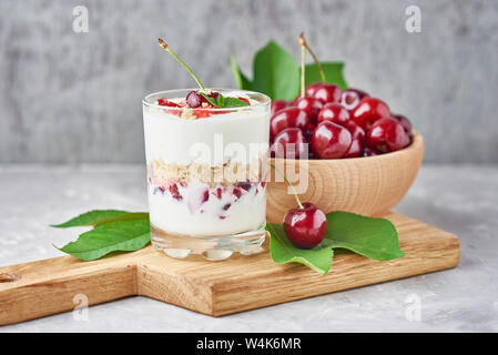 Cherry Müsli oder Smoothie in Glas und frische Beeren in Houten. Gesundes Frühstück Stockfoto