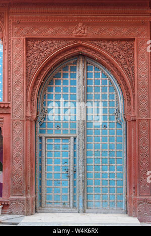 Tür des Rampuria Havelies in Bikaner. Rajasthan. Indien Stockfoto