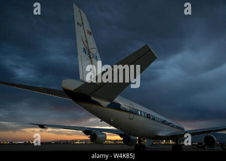 Die NASA Armstrong DC-8 Airborne Science Laboratory sitzt auf dem Osten Rampe der 124 Fighter Wing, Boise, Idaho, 23. Juli 2019. Der 50-jährige Jet Liner ist ein hoch modifizierten flying Science Laboratory und wird genutzt wird Feuer Emissionen aus Wild- und vorgeschriebenen Brände unter einem Experiment namens FIREX - AQ-Studie, Feuer Einfluss auf regionale, globale Umgebungen Experiment - Luftqualität. (U.S. Air National Guard Foto von Master Sgt. Joshua C. Allmaras) Stockfoto