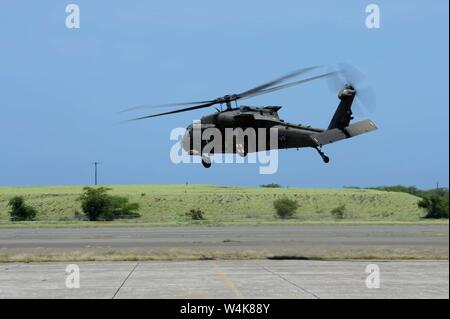 Ein U.S. Army UH-60 Blackhawk zieht aus Naval Air Station Friseure, Kalaeloa, Hawaii, 18. Juli 2019. Das dritte Bataillon, 25 Aviation Regiment (DUSTOFF) von Wheeler Army Airfield, Washington teamed oben mit den 18 Aeromedical Evacuation Squadron, 15. Medizinische Gruppe und Flieger mit der 172Nd Airlift Wing und 183Rd AES vom Mississippi Air National Guard simulierten Unfall zum nächstgelegenen Ort mit höheren Niveaus der medizinischen Versorgung Luftbrücke. (U.S. Air Force Foto: Staff Sgt. Jasmonet Jackson) Stockfoto