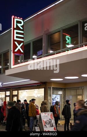 Iconic Neonlichter der Bio Rex-Kino 1936 - in Helsinki, Finnland eröffnet. Jetzt auch ein Zeichen für Amos Rex Art Museum, die im gleichen Gebäude. Stockfoto