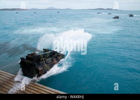 190722-N-DX 072-1143 Bowen, Australien (22 Juli 2019) Angriff Amphibienfahrzeuge (AAV), zugeordnet zu den 31 Marine Expeditionary Unit (MEU), weicht das Deck des amphibious Transport dock Schiff USS Green Bay LPD (20). Green Bay, Teil der Wasp Expeditionary Strike Group, mit Eingeschifft 31 MEU, nimmt derzeit an Talisman Sabre 2019 vor der Küste im Norden von Australien. Eine bilaterale, Biennale, Talisman Sabre ist für US-amerikanische und australische Combat Training, Bereitschaft und Interoperabilität durch realistische, einschlägige Ausbildung notwendigen regionalen Secur zu erhalten zu verbessern. Stockfoto