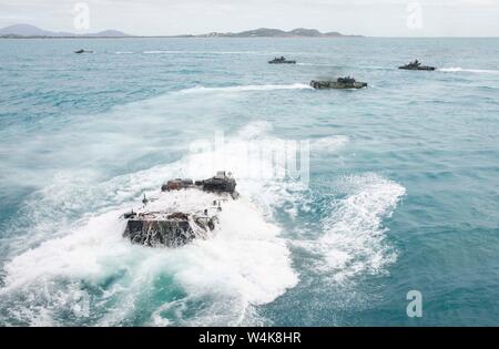 190722-N-DX 072-1132 Bowen, Australien (22 Juli 2019) Angriff Amphibienfahrzeuge (AAV), zugeordnet zu den 31 Marine Expeditionary Unit (MEU), weicht das Deck des amphibious Transport dock Schiff USS Green Bay LPD (20). Green Bay, Teil der Wasp Expeditionary Strike Group, mit Eingeschifft 31 MEU, nimmt derzeit an Talisman Sabre 2019 vor der Küste im Norden von Australien. Eine bilaterale, Biennale, Talisman Sabre ist für US-amerikanische und australische Combat Training, Bereitschaft und Interoperabilität durch realistische, einschlägige Ausbildung notwendigen regionalen Secur zu erhalten zu verbessern. Stockfoto