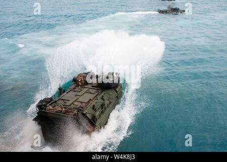 190722-N-DX 072-1128 Bowen, Australien (22 Juli 2019) Angriff Amphibienfahrzeuge (AAV), zugeordnet zu den 31 Marine Expeditionary Unit (MEU), weicht das Deck des amphibious Transport dock Schiff USS Green Bay LPD (20). Green Bay, Teil der Wasp Expeditionary Strike Group, mit Eingeschifft 31 MEU, nimmt derzeit an Talisman Sabre 2019 vor der Küste im Norden von Australien. Eine bilaterale, Biennale, Talisman Sabre ist für US-amerikanische und australische Combat Training, Bereitschaft und Interoperabilität durch realistische, einschlägige Ausbildung notwendigen regionalen Secur zu erhalten zu verbessern. Stockfoto