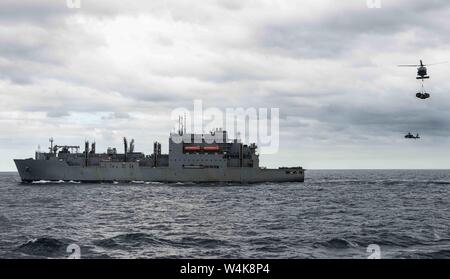 190721-N-ZQ 950-1153 CORAL SEA (Juli 21, 2019) Zwei MH-60S Meer Falken Ladung aus dem Flight Deck der Military Sealift Command Dry Cargo und Munition ship USNS Matthew Perry (T-AKE 9), um die Marine vorwärts - bereitgestellt Flugzeugträger USS Ronald Reagan (CVN 76) während einer Auffüllung-auf-See. Ronald Reagan, das Flaggschiff der Carrier Strike Group 5, bietet eine Bekämpfung bereit, Kraft, schützt und verteidigt die kollektive maritime Interessen seiner Verbündeten und Partnern in der indopazifischen Region. (U.S. Marine Foto von der Luftfahrt Bootsmann Mate (Handling) 3. Klasse Kimani J. Wint/Freigegeben) Stockfoto