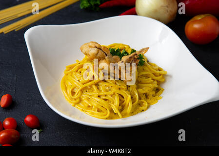 Spaghetti mit Olivenöl mit Krabben und Spitze mit frittierten Soft Shell Crab Stockfoto