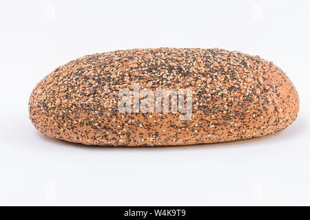 Frisches Brot mit Sonnenblumenkernen, Sesam und Chia auf weißem Hintergrund Stockfoto