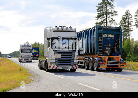 Raasepori, Finnland. Juli 12, 2019: LKW-Verkehr in beide Richtungen auf finnische Nationalstraße 25, in der Nähe der geschäftigen Fracht Hafen von Hanko. Stockfoto