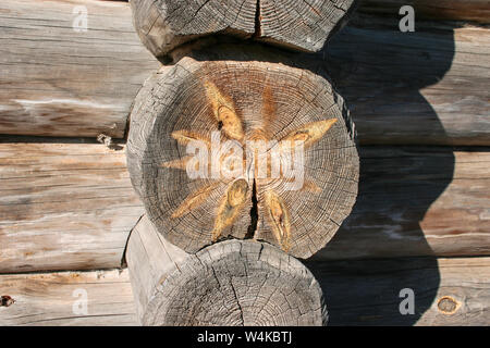 Hölzerne Haus Ecke des Hauses von Rundholz Textur am Rande anmelden Cut anmelden Stockfoto