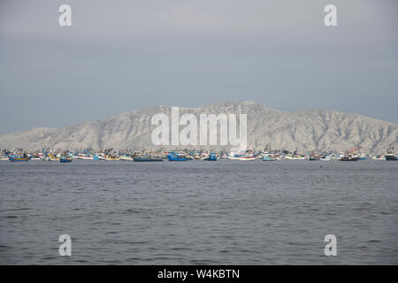 Wüste, Dünen, bergige Landstraße, Konservenfabriken, Fangflotten fischen, Sardellen, Sardinen, Pan American Highway, an Caral Stadt, nördlich von Lima, Peru, Südamerika Stockfoto