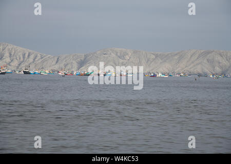 Wüste, Dünen, bergige Landstraße, Konservenfabriken, Fangflotten fischen, Sardellen, Sardinen, Pan American Highway, an Caral Stadt, nördlich von Lima, Peru, Südamerika Stockfoto