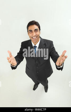 Erhöhte Ansicht eines Geschäftsmannes lächelnd Stockfoto