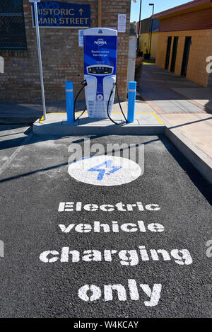 NRMA Elektrofahrzeug schnell Ladegerät hinter dem historischen Rathaus in Glen Innes im Norden von New South Wales, Australien Stockfoto