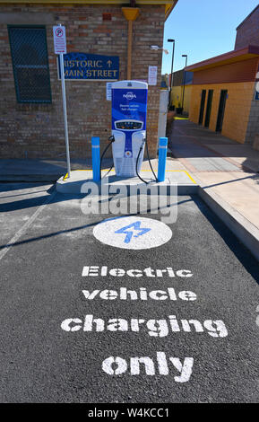 NRMA Elektrofahrzeug schnell Ladegerät hinter dem historischen Rathaus in Glen Innes im Norden von New South Wales, Australien Stockfoto