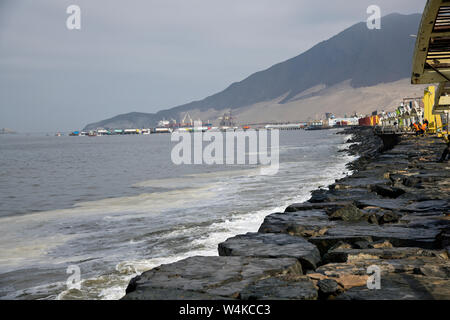 Wüste, Dünen, bergige Landstraße, Konservenfabriken, Fangflotten fischen, Sardellen, Sardinen, Pan American Highway, an Caral Stadt, nördlich von Lima, Peru, Südamerika Stockfoto