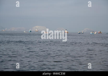 Wüste, Dünen, bergige Landstraße, Konservenfabriken, Fangflotten fischen, Sardellen, Sardinen, Pan American Highway, an Caral Stadt, nördlich von Lima, Peru, Südamerika Stockfoto