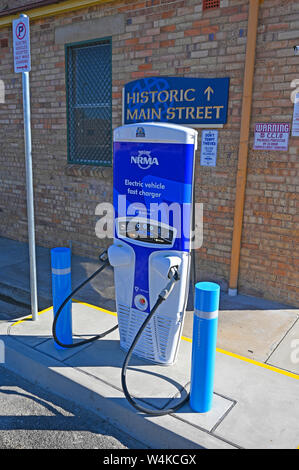 NRMA Elektrofahrzeug schnell Ladegerät hinter dem historischen Rathaus in Glen Innes im Norden von New South Wales, Australien Stockfoto