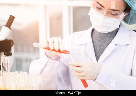 Wissenschaftler experimentieren Rohre mit medizinischen Glaswaren in einem Labor. Junge Wissenschaftler tun, etwas Forschung. In der Nähe zu sehen. Stockfoto