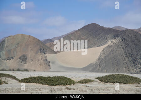 Wüste, Dünen, bergige Landstraße, Konservenfabriken, Fangflotten fischen, Sardellen, Sardinen, Pan American Highway, an Caral Stadt, nördlich von Lima, Peru, Südamerika Stockfoto