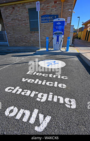 NRMA Elektrofahrzeug schnell Ladegerät hinter dem historischen Rathaus in Glen Innes im Norden von New South Wales, Australien Stockfoto