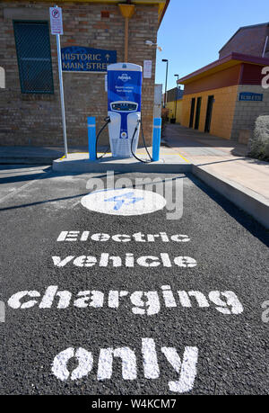 NRMA Elektrofahrzeug schnell Ladegerät hinter dem historischen Rathaus in Glen Innes im Norden von New South Wales, Australien Stockfoto