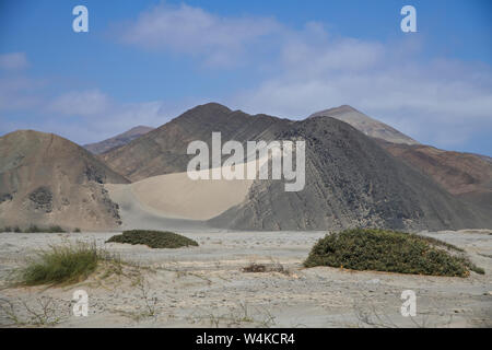 Wüste, Dünen, bergige Landstraße, Konservenfabriken, Fangflotten fischen, Sardellen, Sardinen, Pan American Highway, an Caral Stadt, nördlich von Lima, Peru, Südamerika Stockfoto