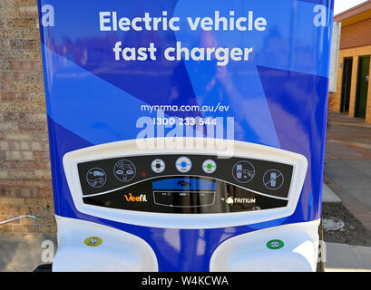 NRMA Elektrofahrzeug schnell Ladegerät hinter dem historischen Rathaus in Glen Innes im Norden von New South Wales, Australien, in der Nähe des Armaturenbretts Stockfoto