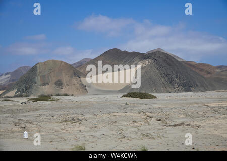 Wüste, Dünen, bergige Landstraße, Konservenfabriken, Fangflotten fischen, Sardellen, Sardinen, Pan American Highway, an Caral Stadt, nördlich von Lima, Peru, Südamerika Stockfoto