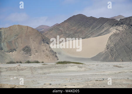 Wüste, Dünen, bergige Landstraße, Konservenfabriken, Fangflotten fischen, Sardellen, Sardinen, Pan American Highway, an Caral Stadt, nördlich von Lima, Peru, Südamerika Stockfoto