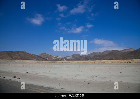 Wüste, Dünen, bergige Landstraße, Konservenfabriken, Fangflotten fischen, Sardellen, Sardinen, Pan American Highway, an Caral Stadt, nördlich von Lima, Peru, Südamerika Stockfoto