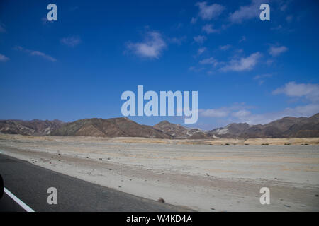 Wüste, Dünen, bergige Landstraße, Konservenfabriken, Fangflotten fischen, Sardellen, Sardinen, Pan American Highway, an Caral Stadt, nördlich von Lima, Peru, Südamerika Stockfoto