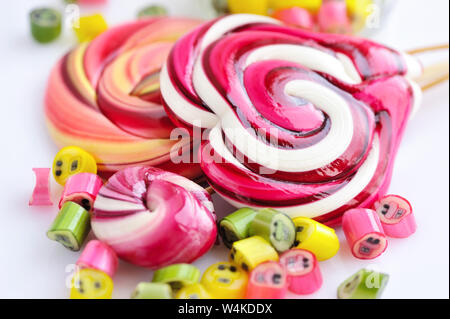 Bunte Bonbons und Lutscher auf weißem Hintergrund Stockfoto