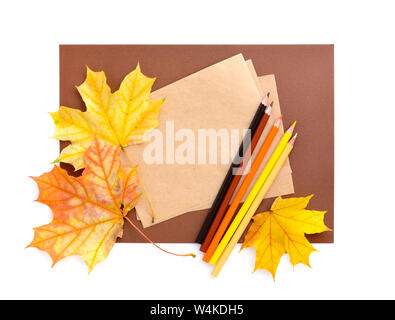 Leer, leeres Blatt mit Bleistift und Herbstlaub auf einem weißen Hintergrund. Ansicht von oben. Stockfoto