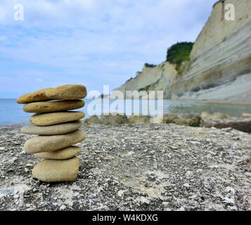 Kiesel Stack, Stack aus Kieselsteinen, loggas Strand, Klippen, peroulades, Korfu, Griechenland, Ionische Inseln Stockfoto