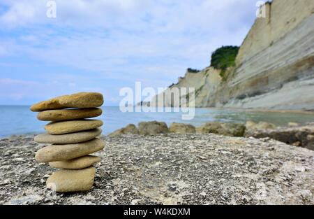 Kiesel Stack, Stack aus Kieselsteinen, loggas Strand, Klippen, peroulades, Korfu, Griechenland, Ionische Inseln Stockfoto