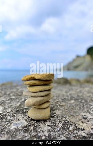 Kiesel Stack, Stack aus Kieselsteinen, loggas Strand, Klippen, peroulades, Korfu, Griechenland, Ionische Inseln Stockfoto