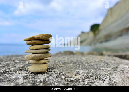 Kiesel Stack, Stack aus Kieselsteinen, loggas Strand, Klippen, peroulades, Korfu, Griechenland, Ionische Inseln Stockfoto