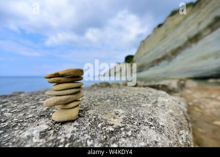 Kiesel Stack, Stack aus Kieselsteinen, loggas Strand, Klippen, peroulades, Korfu, Griechenland, Ionische Inseln Stockfoto