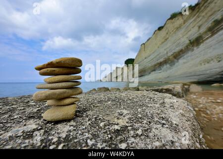 Kiesel Stack, Stack aus Kieselsteinen, loggas Strand, Klippen, peroulades, Korfu, Griechenland, Ionische Inseln Stockfoto