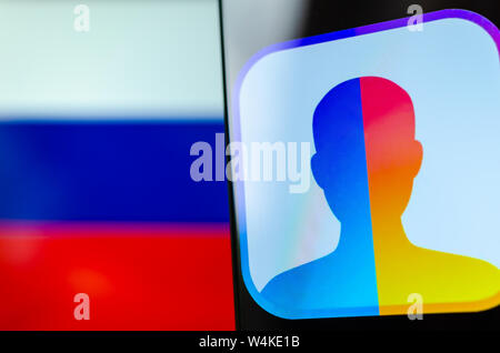 FaceApp Logo auf dem Bildschirm des Smartphones mit der Flagge von Russland im Hintergrund dahinter verschwommen. Konzeptionelle Redaktionelle Illustration Foto. Stockfoto