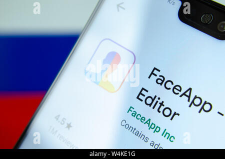 FaceApp Logo auf dem Bildschirm des Smartphones mit der Flagge von Russland im Hintergrund dahinter verschwommen. Konzeptionelle Redaktionelle Illustration Foto. Stockfoto