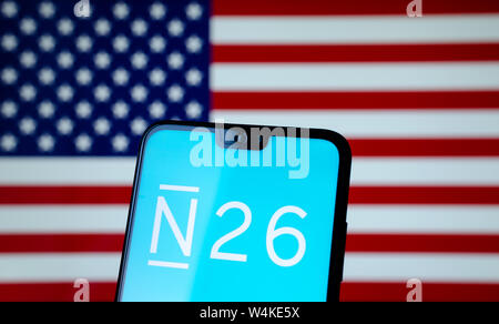 N26 Bank app Start Bildschirm auf dem Smartphone Display mit der amerikanischen Flagge im Hintergrund. Konzeptionelle Foto für digitale Bank uns auf den Markt. Stockfoto