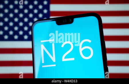 N26 Bank app Start Bildschirm auf dem Smartphone Display mit der amerikanischen Flagge im Hintergrund. Konzeptionelle Foto für digitale Bank uns auf den Markt. Stockfoto