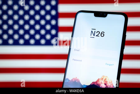 N26 Bank app Start Bildschirm auf dem Smartphone Display mit der amerikanischen Flagge im Hintergrund. Konzeptionelle Foto für digitale Bank uns auf den Markt. Stockfoto