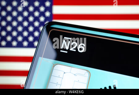 N26 Bank app Start Bildschirm auf dem Smartphone Display mit der amerikanischen Flagge im Hintergrund. Konzeptionelle Foto für digitale Bank uns auf den Markt. Stockfoto