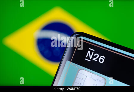 N26 Bank Logo auf dem Bildschirm des Smartphones mit der Flagge von Brasilien auf dem Hintergrund. Konzeptionelle Foto für digitale Bank in brasilianischen Markt. Stockfoto